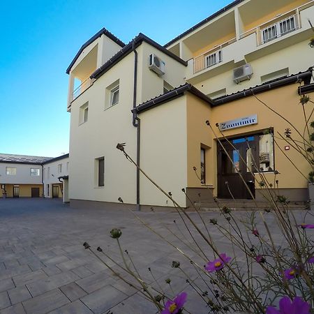 Hotel Zvonimir โอโทชาส ภายนอก รูปภาพ