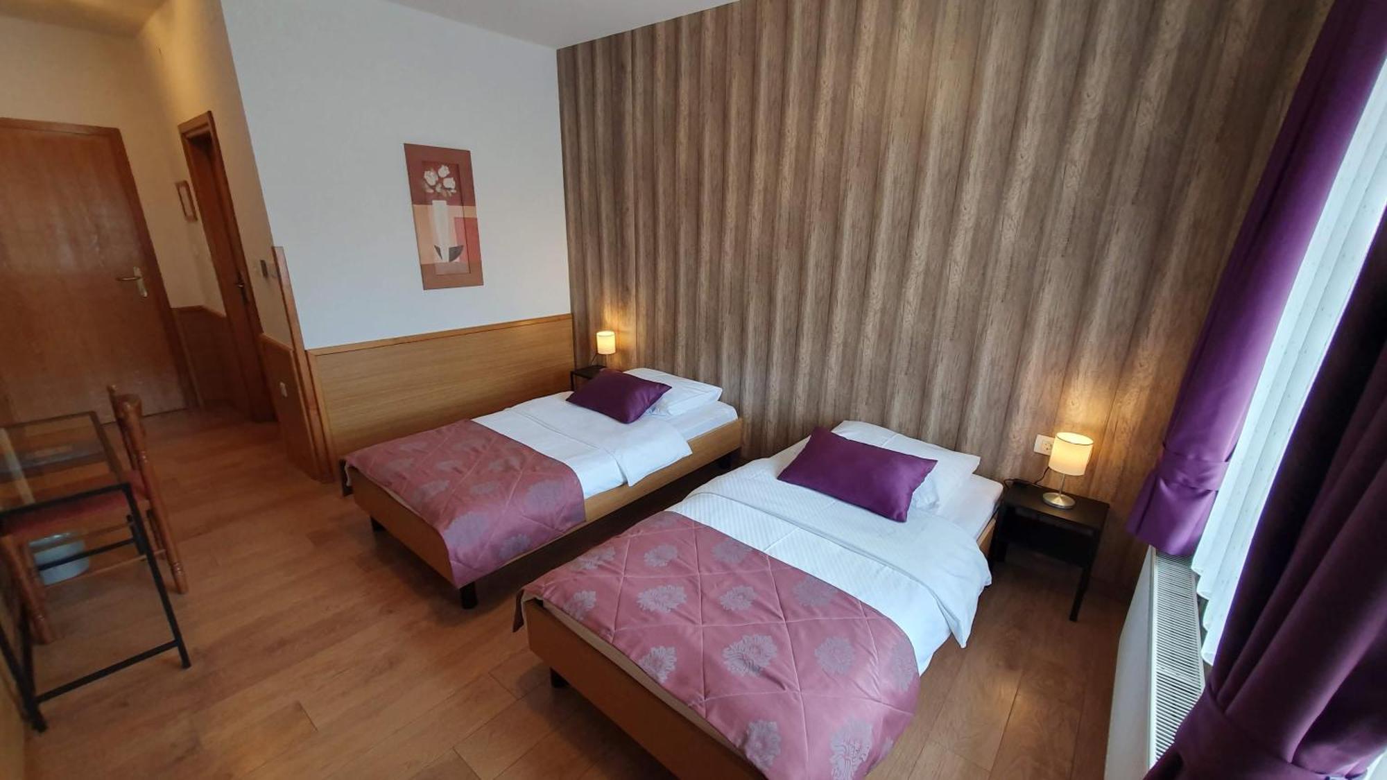 Hotel Zvonimir โอโทชาส ภายนอก รูปภาพ
