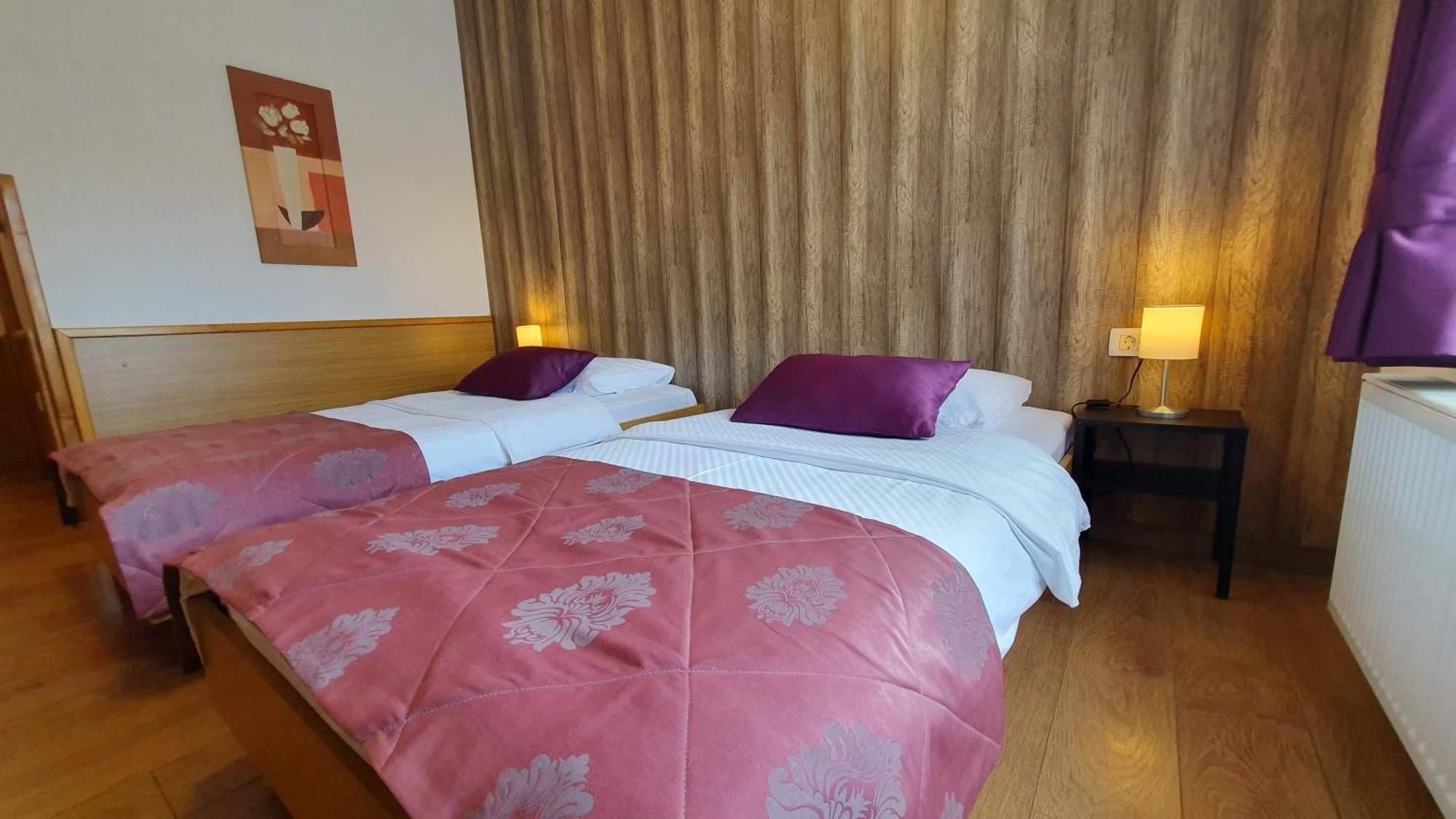 Hotel Zvonimir โอโทชาส ภายนอก รูปภาพ
