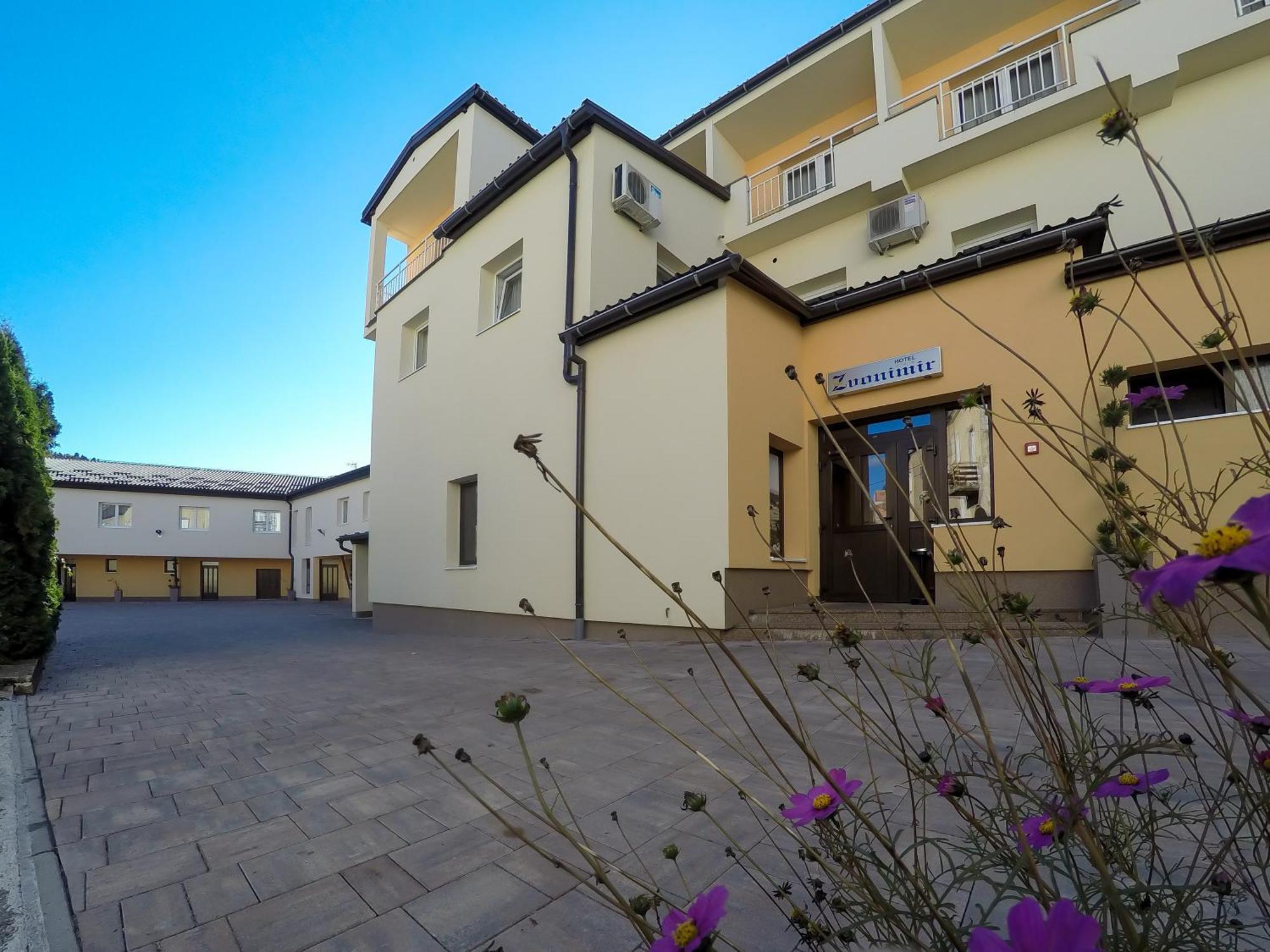 Hotel Zvonimir โอโทชาส ภายนอก รูปภาพ