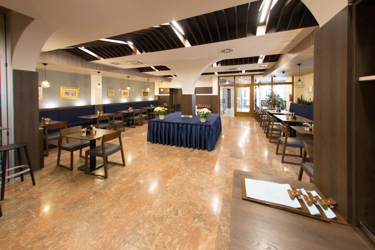 Hotel Zvonimir โอโทชาส ภายนอก รูปภาพ