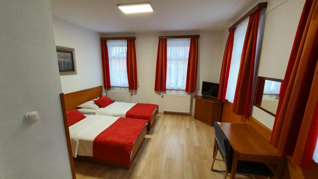 Hotel Zvonimir โอโทชาส ภายนอก รูปภาพ