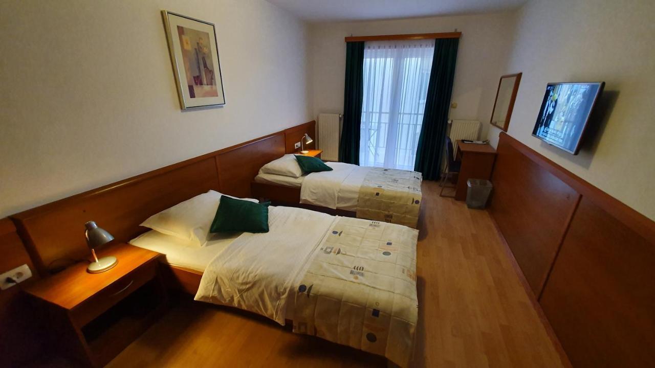 Hotel Zvonimir โอโทชาส ภายนอก รูปภาพ