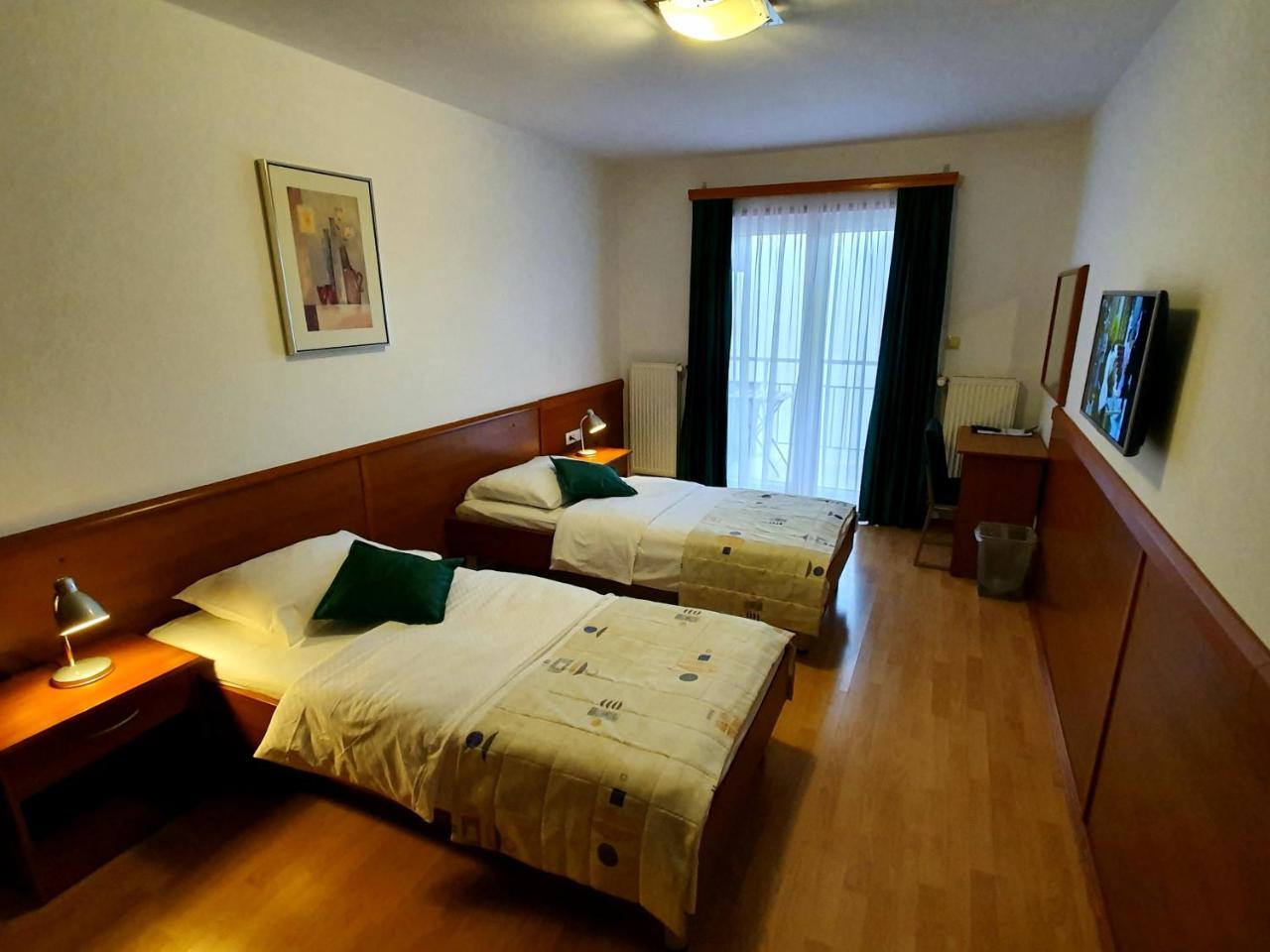 Hotel Zvonimir โอโทชาส ภายนอก รูปภาพ