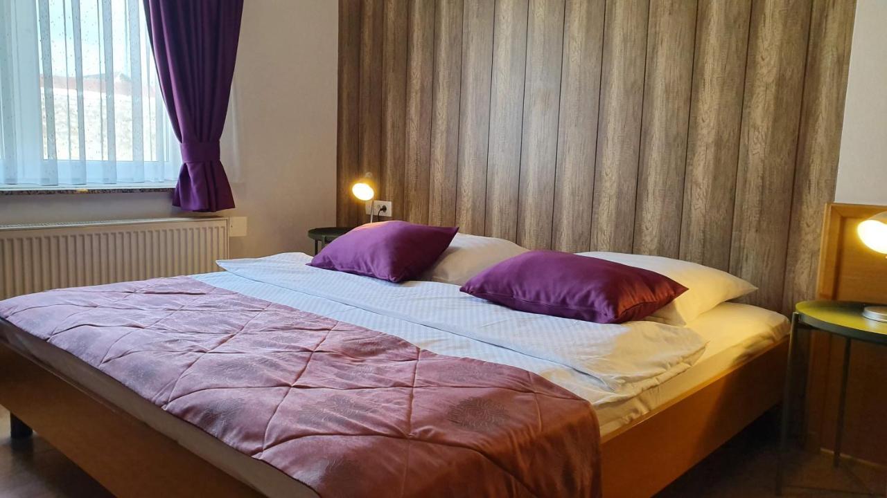 Hotel Zvonimir โอโทชาส ภายนอก รูปภาพ